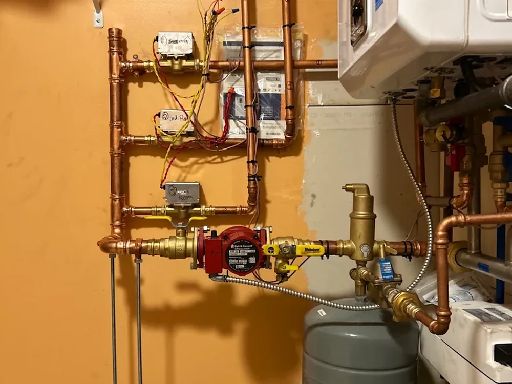 Boiler near-piping in copper with a circulator pump and zone controls
